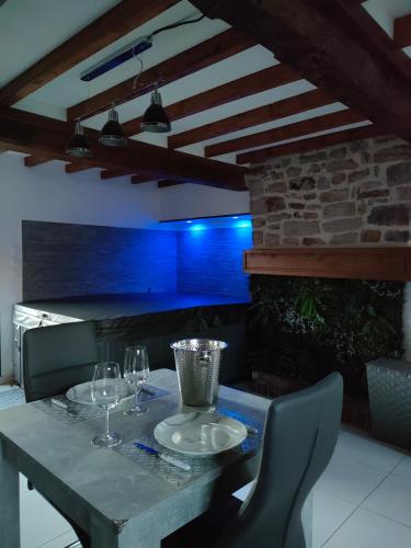 une table avec des verres à vin dessus dans l'établissement Le sensoriel, à Danvou