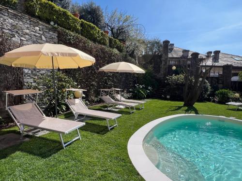 Bazén v ubytování Recco "Villa degli Ulivi" with Pool and Sea View nebo v jeho okolí