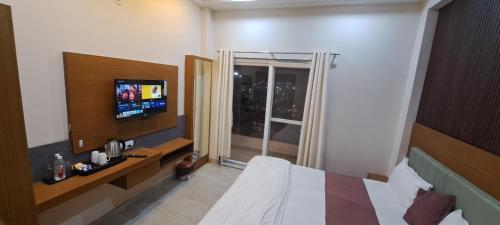 Una cama o camas en una habitación de Hotel Naman Palace