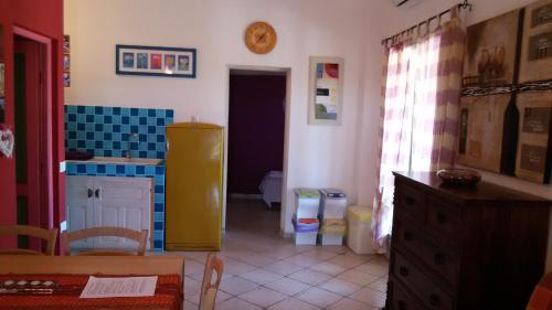 プーラにあるSoleeSale Appartamenti e Camere Per Vacanzaの黄色のキャビネットとテーブル付きのキッチン