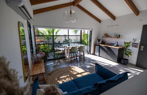a living room with a blue couch and a table at Dasi סוויטות אירוח in Moshav Ramot