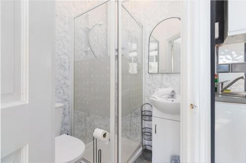a bathroom with a shower and a toilet and a sink at NEW! Central Studio, Free Parking, WiFi, 5 Min to Train Station in Spon End