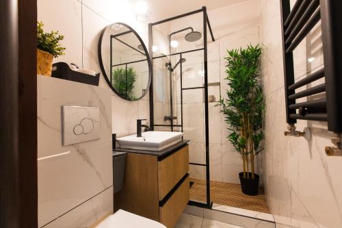 un bagno con lavandino e specchio di Old Town apartment with Amazing View from the Balcony a Bucarest