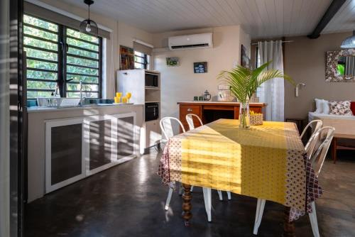 a kitchen and dining room with a table and chairs at Le Jardin d'Antoinette in Rivière Noire
