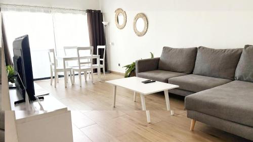 una sala de estar con un sofá y una mesa en Dakar By Days - DBD009 Appartement Anita 3 chambres, en Dakar