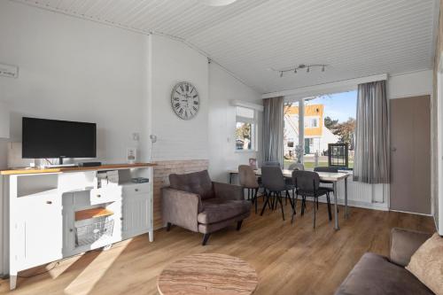 TV a/nebo společenská místnost v ubytování Vakantiehuis Pico Bello - Callantsoog aan Zee