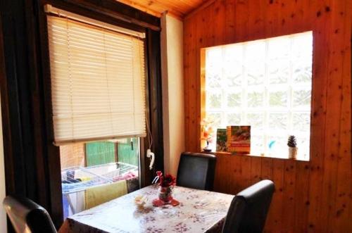 uma sala de jantar com uma mesa e uma janela em Apartman Andrija em Opatija