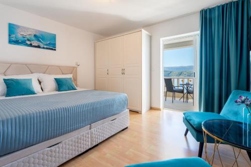 Postel nebo postele na pokoji v ubytování Villa Azzurro with Private Beach