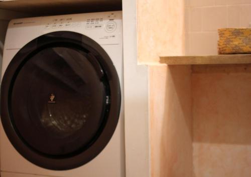 a white washing machine sitting next to a counter at 紡舎 - BO-SHA - - 古民家一棟貸しVilla in Akiruno