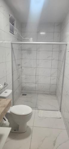 Bilik mandi di Hotel Aroma's Suítes