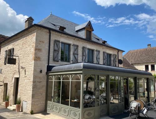 a building with a conservatory in front of it at Manoir de Rieuzal in Loubressac