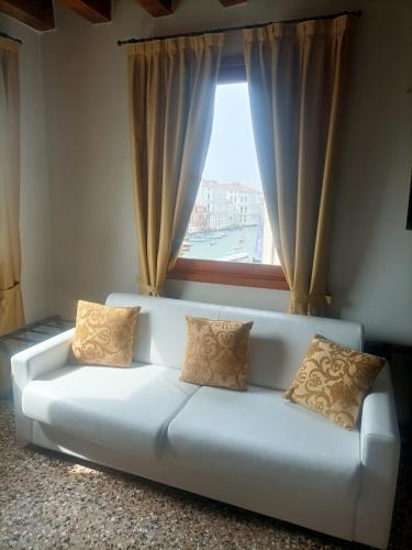 Гостиная зона в Locanda Ai Santi Apostoli Sul Canal Grande - Ferretti Hotels Collection