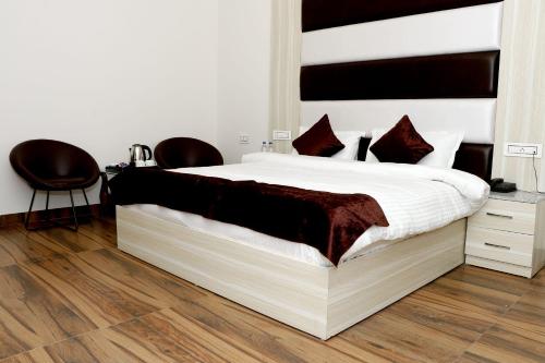 a bedroom with a large bed with a large headboard at hotel wasat in Zirakpur