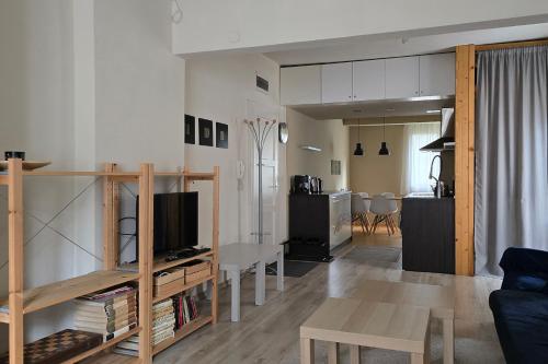 TV a/nebo společenská místnost v ubytování Red Door Apartment
