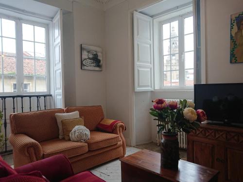 Μια τηλεόραση ή/και κέντρο ψυχαγωγίας στο Rua Nova Apartment 28, 3 Dormitorios, WIFI, PS4 y Netflix, a 200m Catedral