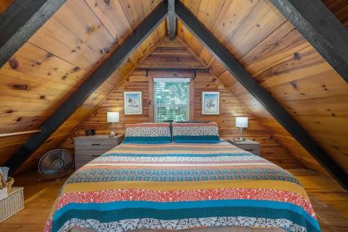 Postel nebo postele na pokoji v ubytování Nature's Nook - Fire Pit & Near Fishing & Golf