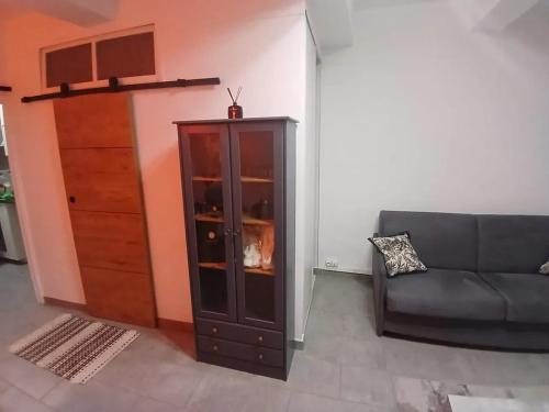 a living room with a couch and a cabinet at Studio accueillant à Toulon - Vue sur la ville in Toulon