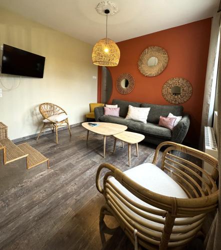 un salon avec un canapé et une table dans l'établissement Chez Annette, 3mn du Zoo de Beauval, à Saint-Aignan