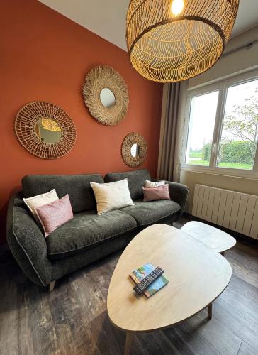 un salon avec un canapé et une table dans l'établissement Chez Annette, 3mn du Zoo de Beauval, à Saint-Aignan