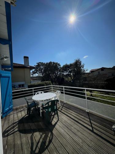 - une table et des chaises sur la terrasse d'une maison dans l'établissement Villa Dziunia Townhouse with garden, à Tarnos