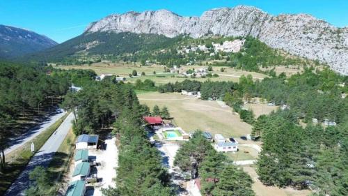 Gallery image of Chalet 2 étoiles - Piscine - ccbaeia in Briançonnet