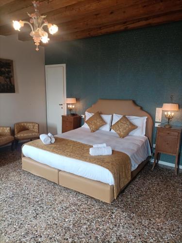 Кровать или кровати в номере Locanda Ai Santi Apostoli Sul Canal Grande - Ferretti Hotels Collection