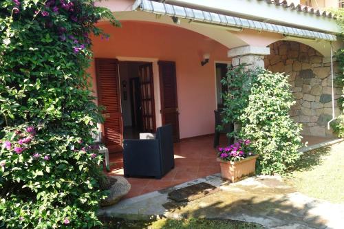 una entrada a una casa con flores en un patio en Vacanze a Villa Ortensia, en San Teodoro