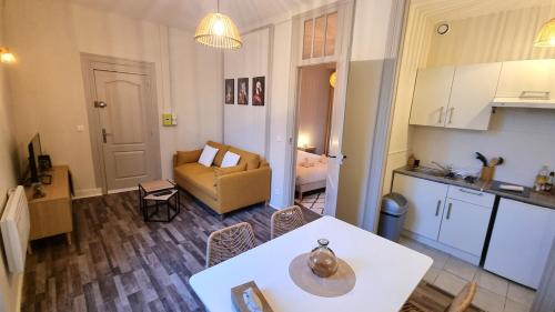 une cuisine et un salon avec une table et un canapé dans l'établissement L'Emile - Près des Halles - Parking privé, à Pau