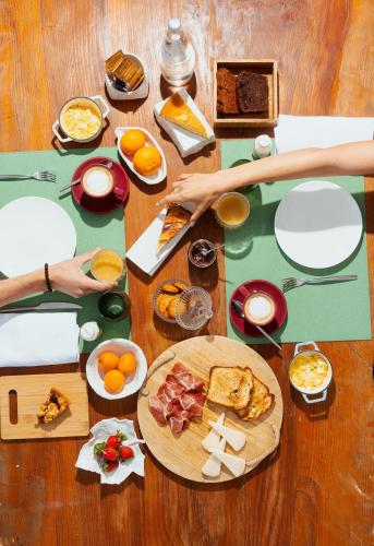 un tavolo in legno con sopra del cibo di Oppure - Masseria Moderna a Polignano a Mare
