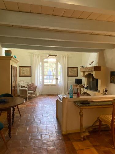 une cuisine et un salon avec une table et un canapé dans l'établissement Mas Antonine Cigalle, à Arles