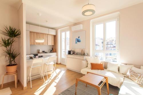 un salon et une cuisine avec un canapé et une table dans l'établissement #25 2BDR Port, 5min from the Old Town Balcony, AC&WIFI, à Nice