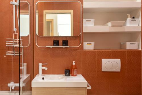 une salle de bain avec un lavabo et un miroir dans l'établissement #25 2BDR Port, 5min from the Old Town Balcony, AC&WIFI, à Nice