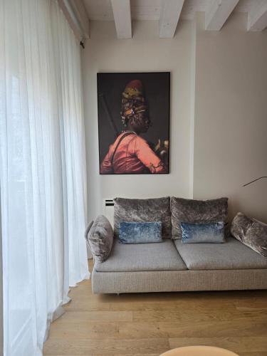 a living room with a couch and a painting on the wall at LEONI DI COLLALTO PALACE in Treviso