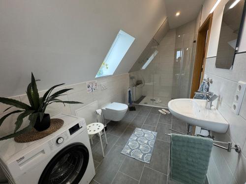 a bathroom with a sink and a washing machine at NÜ05-BP - Apartment für Firmen in Zirndorf