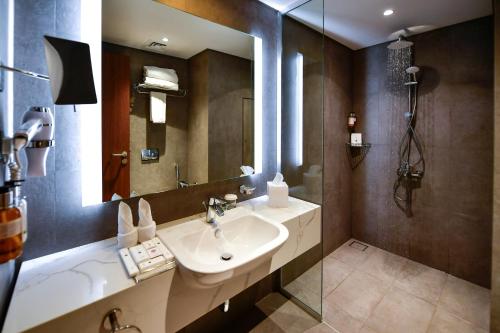 a bathroom with a sink and a mirror at Comfort Hotel Riyadh Olaya in Riyadh