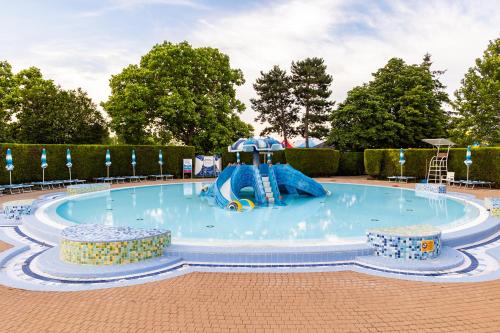 Piscine de l'établissement Hotel Thermalpark ou située à proximité