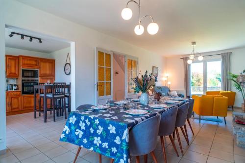 une table à manger avec un chiffon bleu dans l'établissement Kerhelle - Maison familiale à Locmariaquer, à Locmariaquer