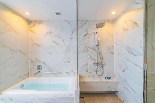 Un baño de SANTORINI HOTEL&VILLAS MIYAKOJIMA