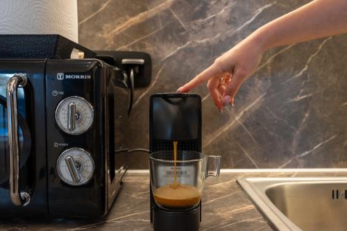 Kemudahan buat kopi dan teh di Frourio Lodge A4