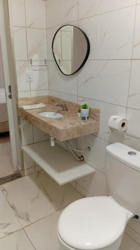 Bilik mandi di Hotel Aroma's Suítes