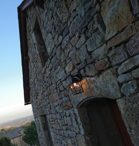 une lumière sur le côté d'un mur en pierre dans l'établissement Maison Gorges du Tarn, à Coquenas