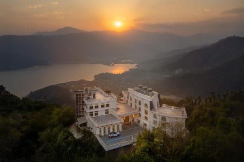 Una vista aérea de un gran edificio blanco con un lago. en Le Glamour Resort & Wellness Spa, en Pokhara