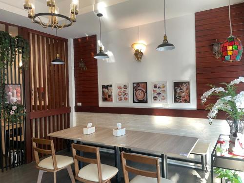 a dining room with a table and chairs at M3 Bangkok Bake & Bed in Bangkok