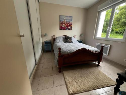 une chambre avec un lit et une fenêtre dans l'établissement Charente 16 Mazerolles 2 bed, à Mazerolles