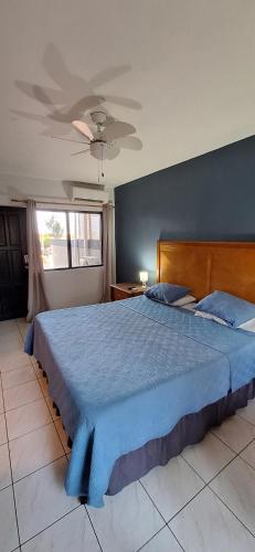 Una cama o camas en una habitación de Unimar