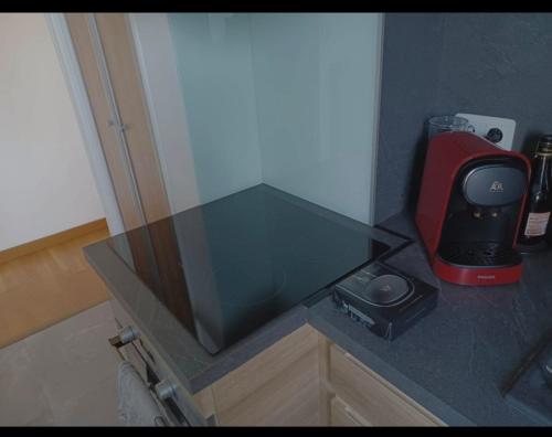 - un comptoir avec une télévision et un mixeur dans l'établissement Superbe appartement proche des plages - Mourillon - WiFi, à Toulon