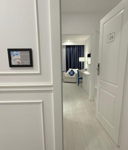 a hallway with a door leading to a living room at Krystal Boutique Mansion in Hunedoara