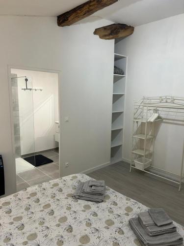 une chambre avec une table et des serviettes. dans l'établissement Maison d'Amie, à Ajoux