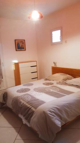 une chambre avec un grand lit blanc avec une fenêtre dans l'établissement La Petite Maison Sous les Pins, à Aix-en-Provence