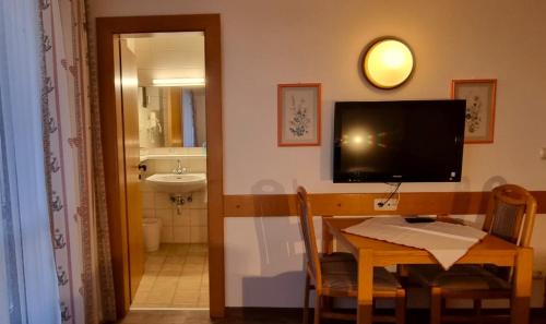 TV a/nebo společenská místnost v ubytování Hotel Baumgartnerhof